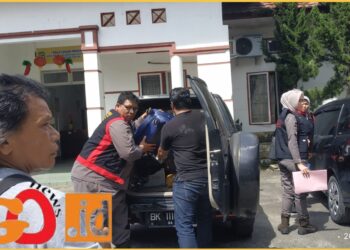 Kejari Pematangsiantar yang dipimpin, Kasie Pidsus saat pengeledahan kantor DLH dan DPMPTSP Pematangsiantar, Kamis (22/2).