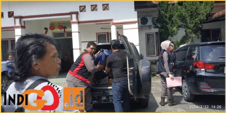 Kejari Pematangsiantar yang dipimpin, Kasie Pidsus saat pengeledahan kantor DLH dan DPMPTSP Pematangsiantar, Kamis (22/2).