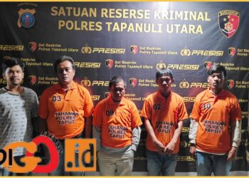 Ke empat tersangka pencuri alat berat saat diamankan di Polres Taput, Selasa (27/2).