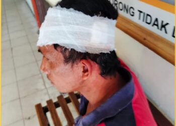 James Silaban, korban pemukulan saat mendapat perawatan dari tenga kesehatan, Jumat (2/2).