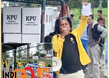 Kordinator aksi saat menyampaikan orasi didepan KPU Simalungun, Jumat (2/2).