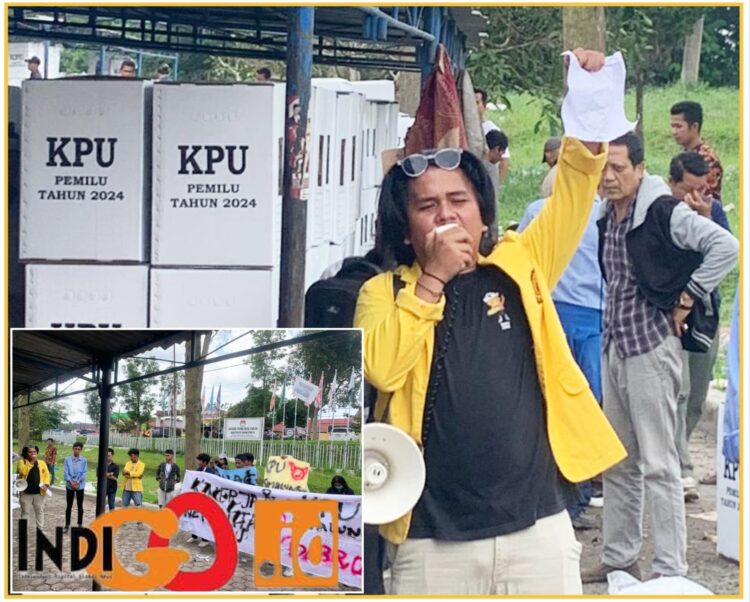 Kordinator aksi saat menyampaikan orasi didepan KPU Simalungun, Jumat (2/2).