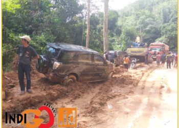 Kondisi jalan longsor setelah di evakuasi, Minggu (4/2).