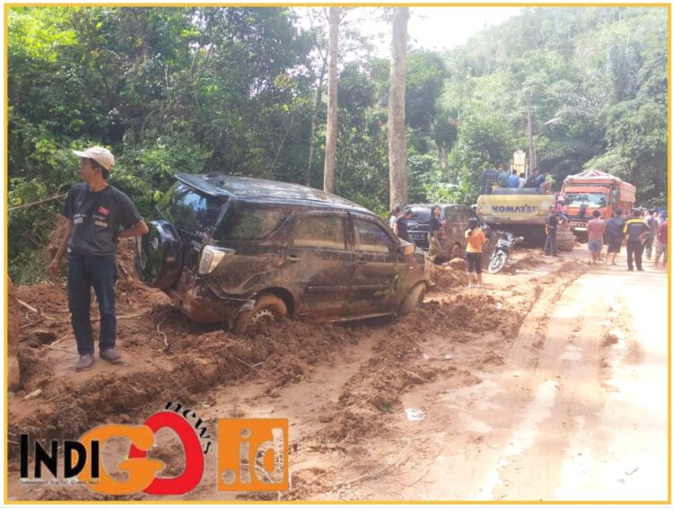 Kondisi jalan longsor setelah di evakuasi, Minggu (4/2).