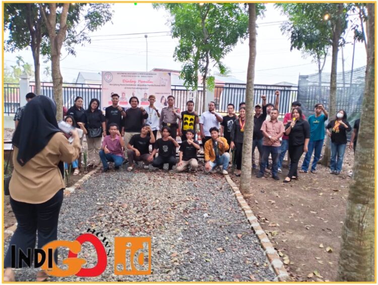 Kelompok Mahasiswa Peduli Demokrasi saat giat dialog, Minggu (4/2).