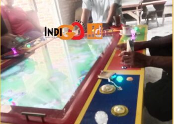 Rudi Hartono, Pangulu Nagori Sitalasari saat bermain tembak tembak ikan, Kamis (8/2).