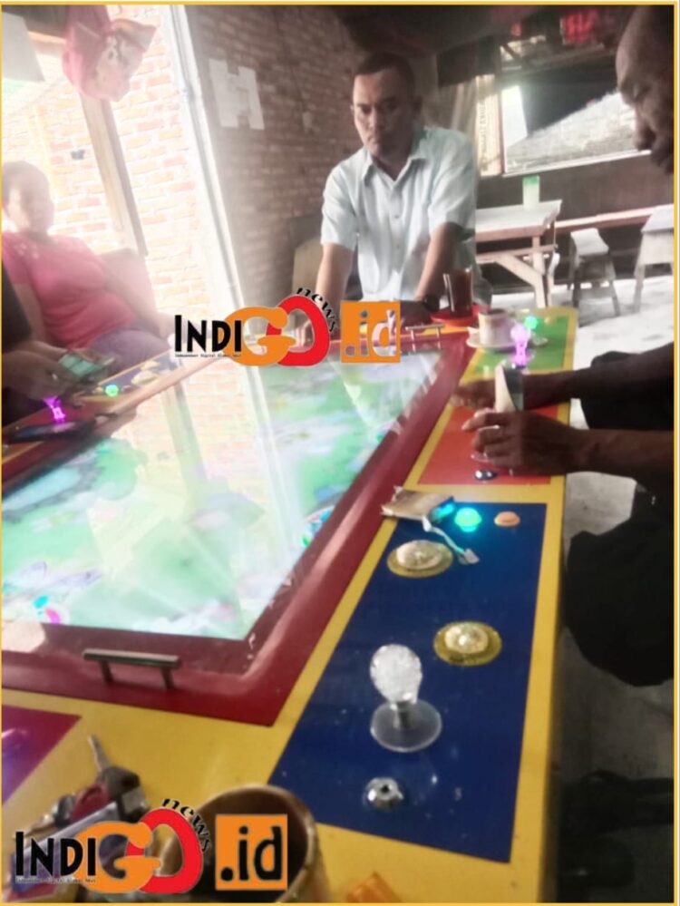 Rudi Hartono, Pangulu Nagori Sitalasari saat bermain tembak tembak ikan, Kamis (8/2).