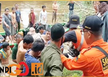 Team SAR Gabungan saat evakuasi jenazah korban tenggelam di Sungai komering, Jumat (16/2).