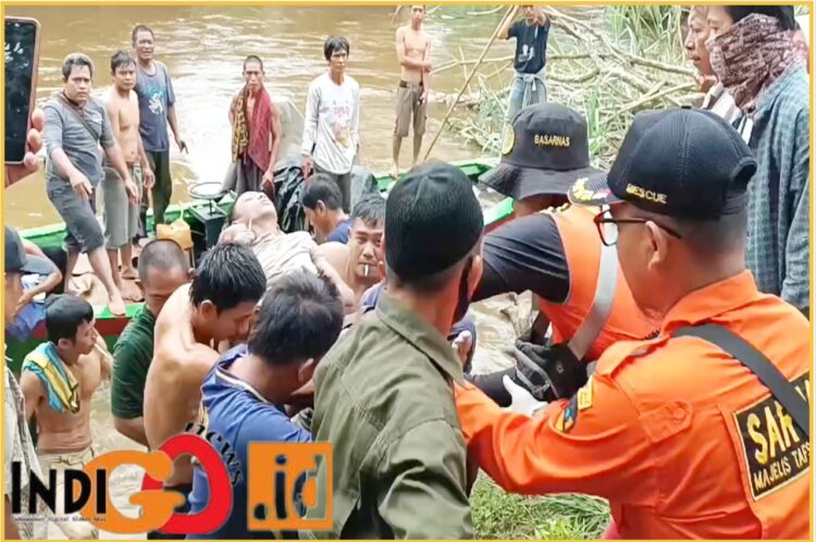 Team SAR Gabungan saat evakuasi jenazah korban tenggelam di Sungai komering, Jumat (16/2).