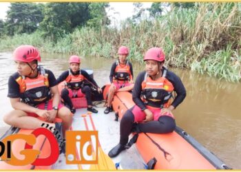 Team SAR saat menyisir aliran sungai Komering, Jumat (16/2).