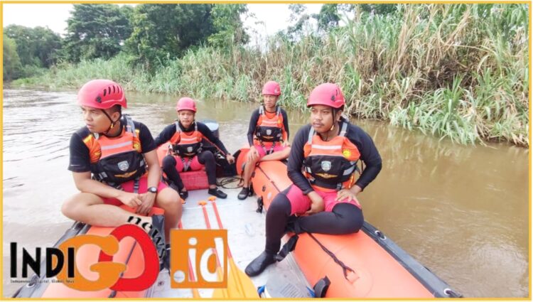 Team SAR saat menyisir aliran sungai Komering, Jumat (16/2).