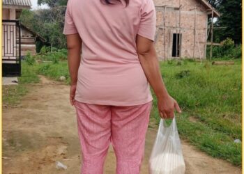 Seorang IRT saat baru membeli beras, Rabu (21/2).