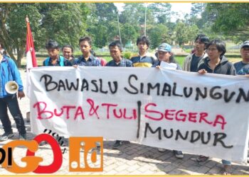 Massa dari Kelompok Mahasiswa Peduli Demokrasi Siantar - Simalungun saat aksi damai di kantor Bawaslu Simalungun, Jumat (23/2).