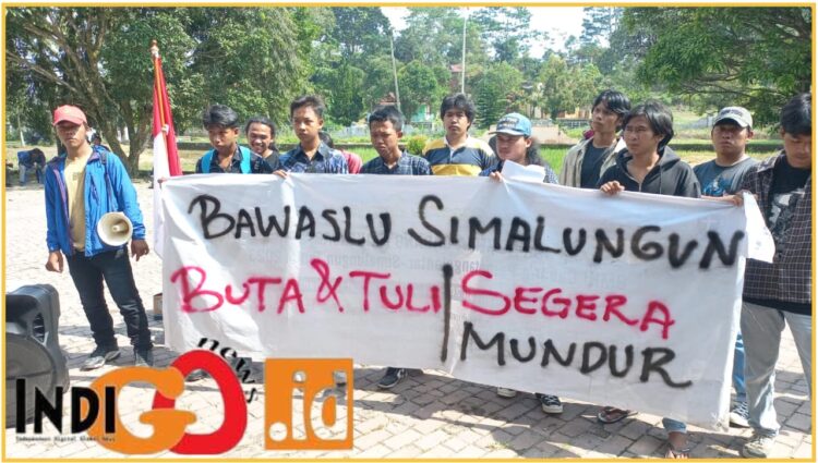 Massa dari Kelompok Mahasiswa Peduli Demokrasi Siantar - Simalungun saat aksi damai di kantor Bawaslu Simalungun, Jumat (23/2).