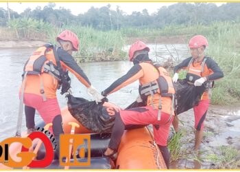 Tim SAR Gabungan saat evakuasi jasad Aang, Minggu (3/3).