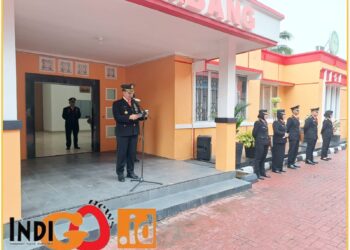 Kepala Kantor Pencarian dan Pertolongan (KPP) Palembang, Raymond Konstantin SE saat pimpin upacara HUT ke- 52 Basarnas, Kamis (29/2).
