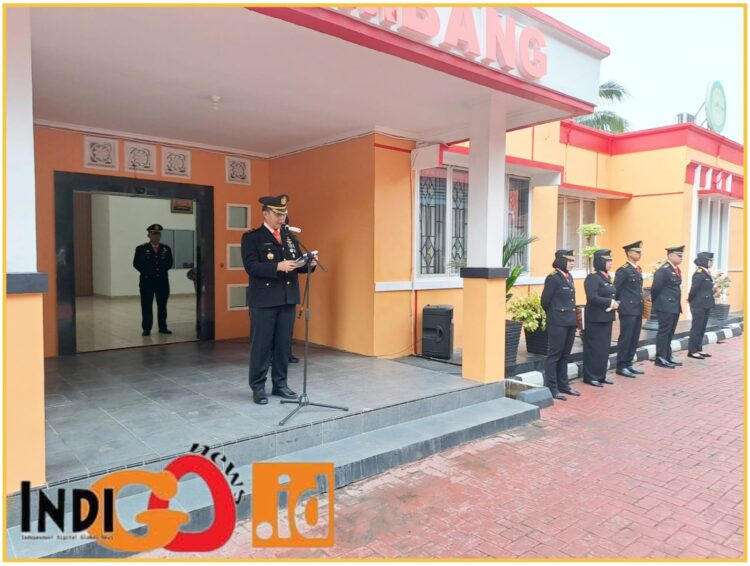 Kepala Kantor Pencarian dan Pertolongan (KPP) Palembang, Raymond Konstantin SE saat pimpin upacara HUT ke- 52 Basarnas, Kamis (29/2).