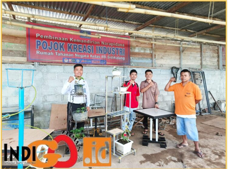 WBP saat ikuti bimbingan keterampilan di Rutan Sidikalang, Rabu (28/2).