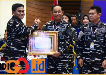 Kepala Staf TNI Angkatan Laut (KASAL), Laksamana TNI Dr. Muhammad Ali SE, MM, M.Tr.Opsla saat memerikan penghargaan kepada Wadanpushidrosal, Laksamana Muda TNI Rony Saleh, Kamis (29/2).