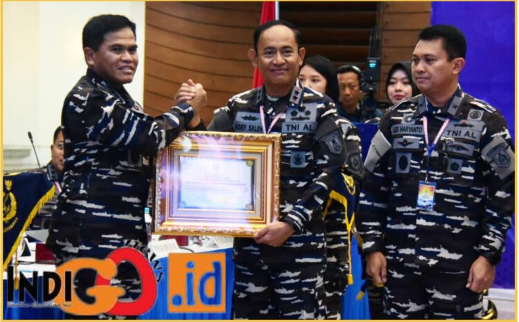 Kepala Staf TNI Angkatan Laut (KASAL), Laksamana TNI Dr. Muhammad Ali SE, MM, M.Tr.Opsla saat memerikan penghargaan kepada Wadanpushidrosal, Laksamana Muda TNI Rony Saleh, Kamis (29/2).