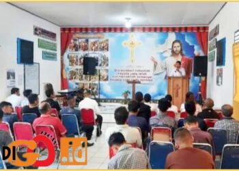 WBP Rutan Sidikalang saat mengikuti ibadah rutin, Jumat (1/3).