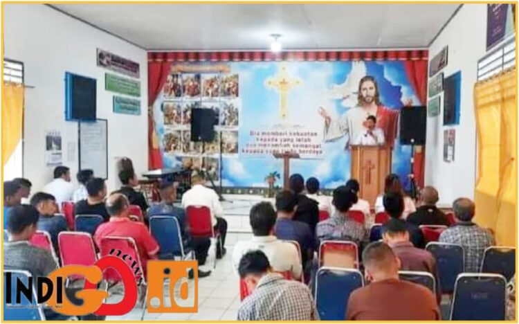 WBP Rutan Sidikalang saat mengikuti ibadah rutin, Jumat (1/3).