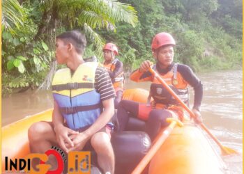 SAR Gabungan saat menyisir aliran sungai mencari korban, Sabtu (2/3).