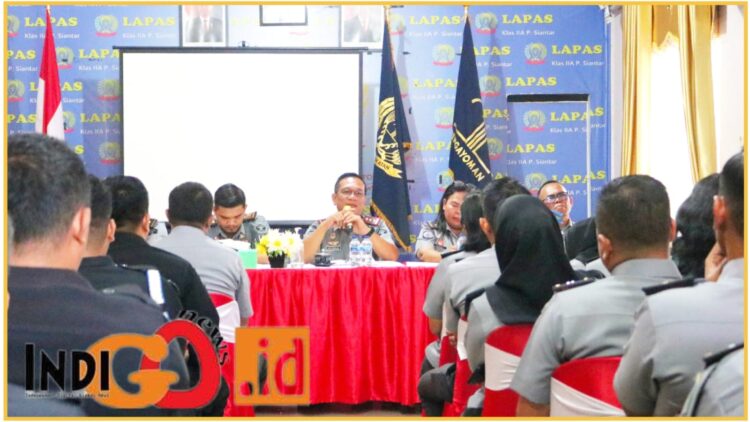 Kalapas Klas IIA Pematangsiantar, Kalapas, M. Pithra Jaya Saragih saat pimpin rapat, Senin (4/3).