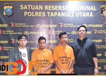 Dohar Martua Hutapea dan Toni Sihombing saat diamankan di Polres Taput, Jumat (15/3).