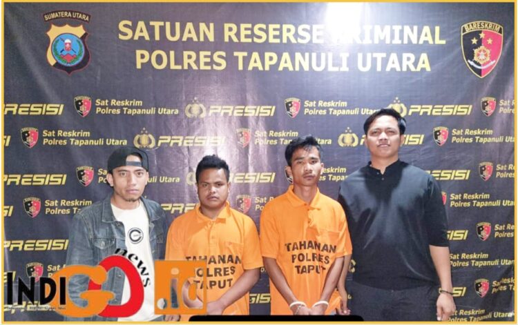 Dohar Martua Hutapea dan Toni Sihombing saat diamankan di Polres Taput, Jumat (15/3).