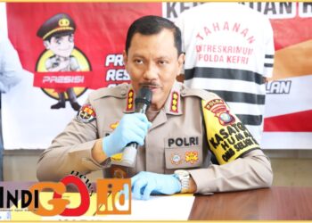 Kabidhumas Polda Kepri, Kombes. Pol. Zahwani Pandra Arsyad SH, M.Si didampingi Dirreskrimum Polda Kepri, Kombes. Pol. Adip Rojikan SIK, MH dan Kasubdit 3 Jatanras Ditreskrimum Polda Kepri, Kompol. Mikael Hutabarat SH, SIK, MH pada saat Konferensi Pers di Lobby Ditreskrimum Polda Kepri, Kamis (14/3/2024).