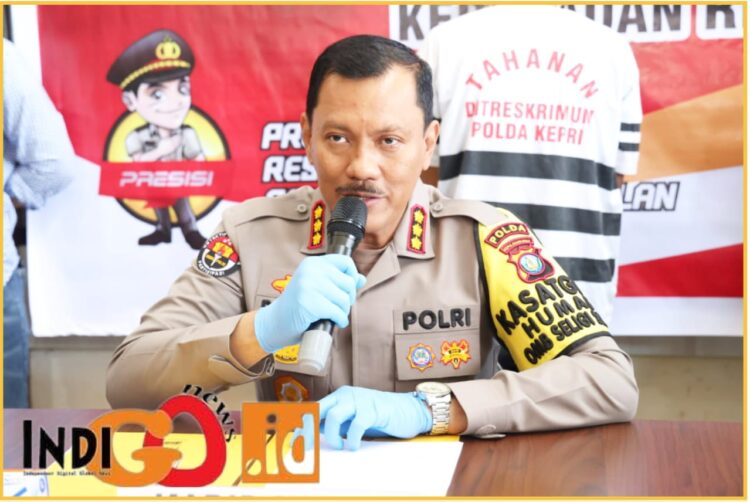 Kabidhumas Polda Kepri, Kombes. Pol. Zahwani Pandra Arsyad SH, M.Si didampingi Dirreskrimum Polda Kepri, Kombes. Pol. Adip Rojikan SIK, MH dan Kasubdit 3 Jatanras Ditreskrimum Polda Kepri, Kompol. Mikael Hutabarat SH, SIK, MH pada saat Konferensi Pers di Lobby Ditreskrimum Polda Kepri, Kamis (14/3/2024).