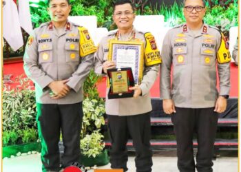 Kapolda Sumut, Irjen. Pol. Agung Setya Imam Effendi SH, SIK, M.Si kepada Kapolrestabes Medan, Kombes. Pol. Dr. Teddy John Sahala Marbun SH, M.Hum.