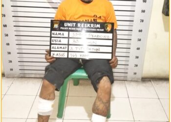 Jimmy, residivis pencuri pagar rumah di Medan saat diamankan, Minggu (10/3).