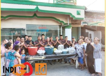 Ketua PAC Patumbak Grib Jaya, Bambang Gunawan bersama pengurus lainya saat berbagi takjil, Minggu (17/3).