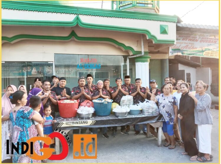 Ketua PAC Patumbak Grib Jaya, Bambang Gunawan bersama pengurus lainya saat berbagi takjil, Minggu (17/3).