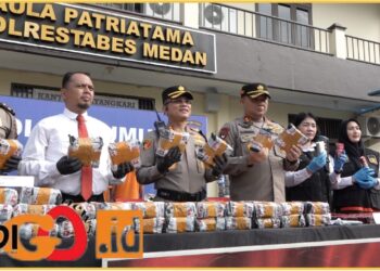 Polrestabes Medan saat memusnahkan barang bukti, Senin (25/3).