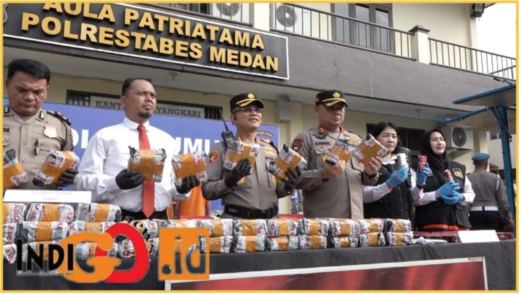 Polrestabes Medan saat memusnahkan barang bukti, Senin (25/3).