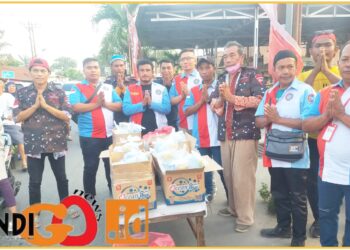 SPTSI Marendal 1 bersama Grib Jaya saat berbagi takjil, Selasa (8/4).