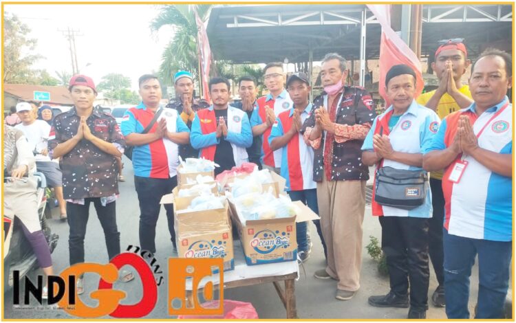 SPTSI Marendal 1 bersama Grib Jaya saat berbagi takjil, Selasa (8/4).