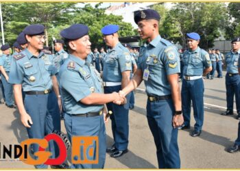 Danpushidrosal, Laksamana Madya TNI Budi Purwanto saat memberikan tanda kenaikan pangkat bagi personel, Senin (1/4).