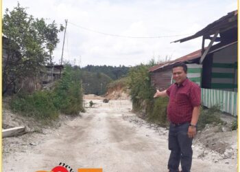 Ketua LBH Topsn RI Taput, Ridwan Siringoringo saat dilokasi pembangunan perumahan Yayasan Akper, Senin (1/4).