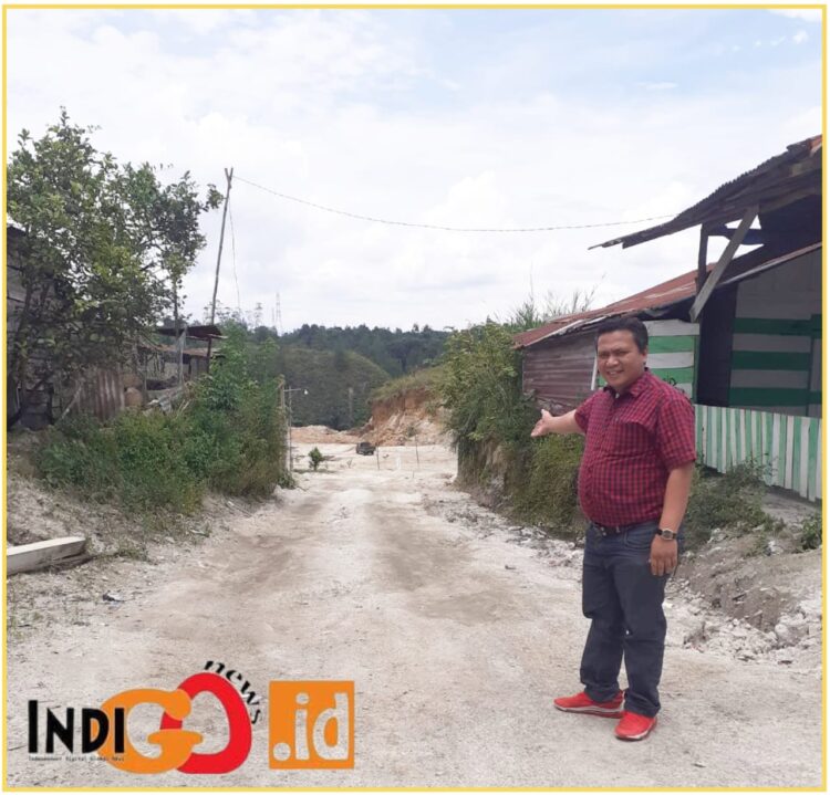 Ketua LBH Topsn RI Taput, Ridwan Siringoringo saat dilokasi pembangunan perumahan Yayasan Akper, Senin (1/4).