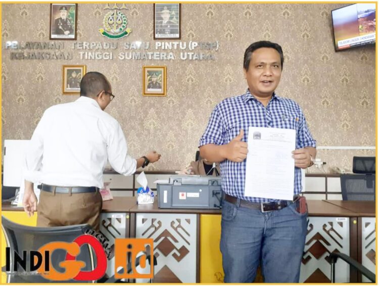 Ketua LBH Topan RI Kabupaten Tapanuli Utara, Ridwan Siringoringo,SH saat menyampaikan laporan resmi di Kejatisu, Kamis (4/4).