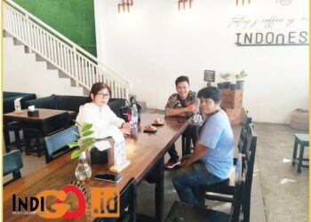 Perwakilan pedagang Pasar Kalideres saat bertemu Anggota DPRD DKI Jakarta Fraksi PDI Perjuangan, Lauw Siegvrieda, Jumat (17/5).