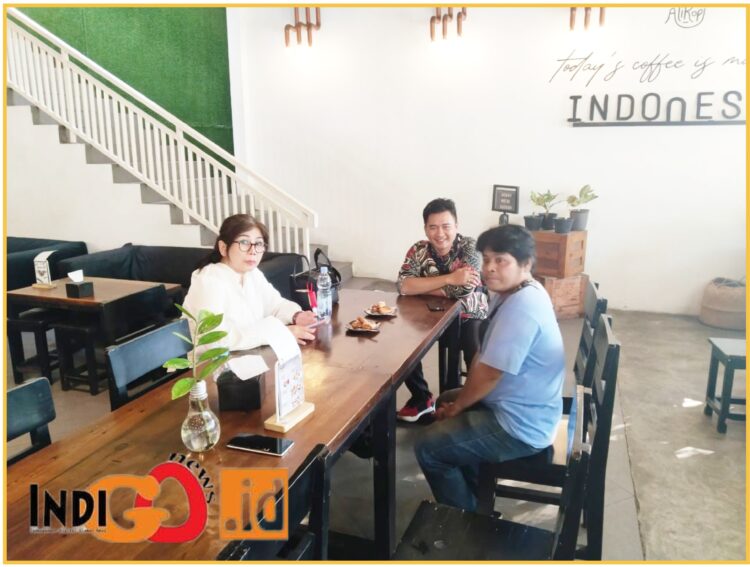 Perwakilan pedagang Pasar Kalideres saat bertemu Anggota DPRD DKI Jakarta Fraksi PDI Perjuangan, Lauw Siegvrieda, Jumat (17/5).