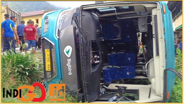 Kondisi bus pariwisata Bigbird Nopol B 7798 BAA saat terbalik, Jumat (17/5).
