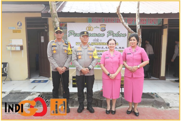 Kapolda Sumut, Irjen. Pol. Agung Setya Imam Effendi didampingi istri saat di Polres Taput, Selasa (14/5).