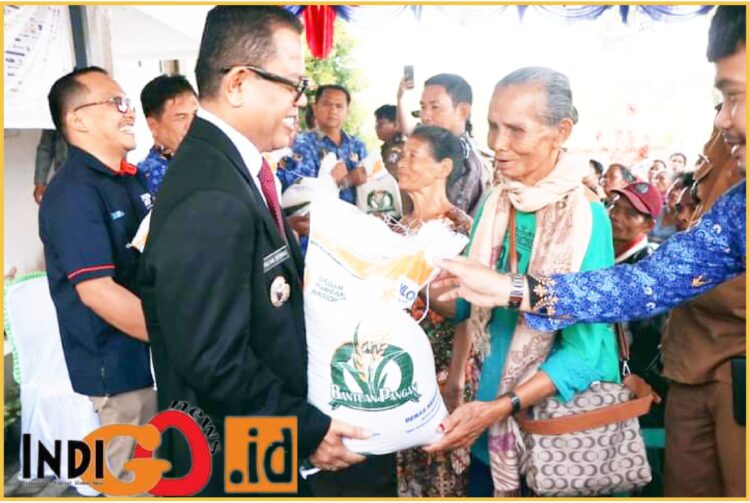 Bupati Toba, Poltak Sitorus saat menyerahkan secara simbolik bantuan beras kepada warga, Senin (20/5).