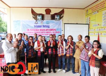 Bupati Toba, Poltak Sitorus saat menghadiri penyuluhan hukum anti korupsi di Kecamatan Silaen, Senin (20/5).